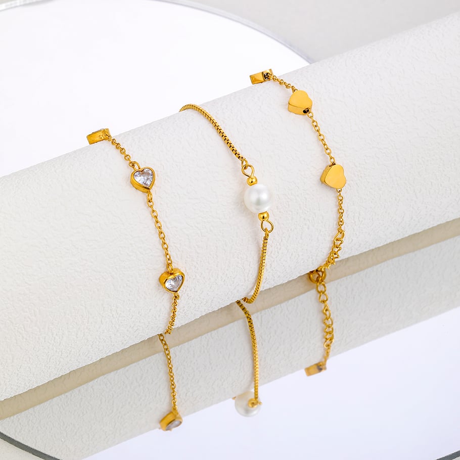 A simple 18K gold-plated stainless steel peach heart zircon bracelet for women's daily wear 
