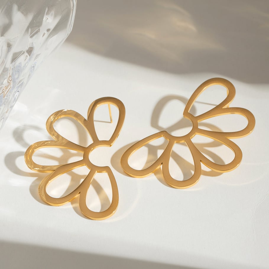 1 Pair Classic Retro Style Hollowed-out Flower Shape Stainless Steel 18K Gold Plated Women's Stud Earrings 