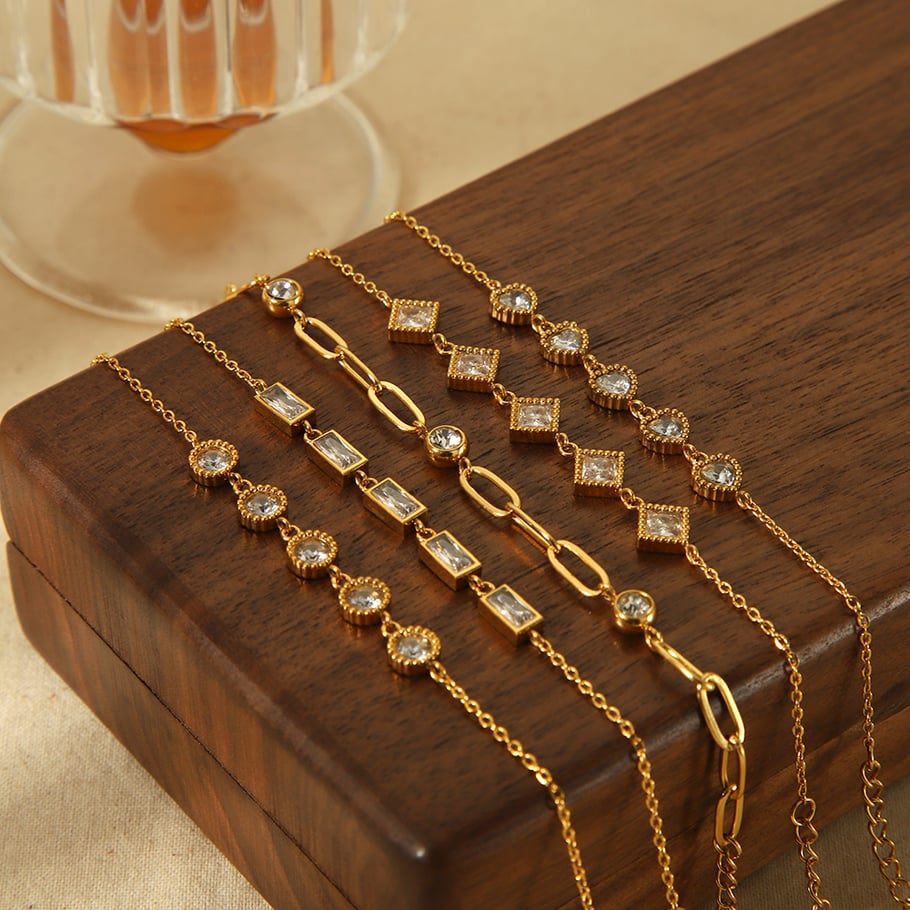 1 simple and stylish  gold-plated stainless steel geometric square heart-shaped diamond bracelet suitable for women's daily wear 
