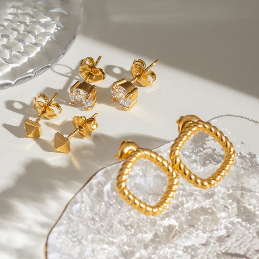 1 Paar Simple Series Tägliche geometrische Titanstahl 18 Karat vergoldet Zirkon Damen Ohrstecker 