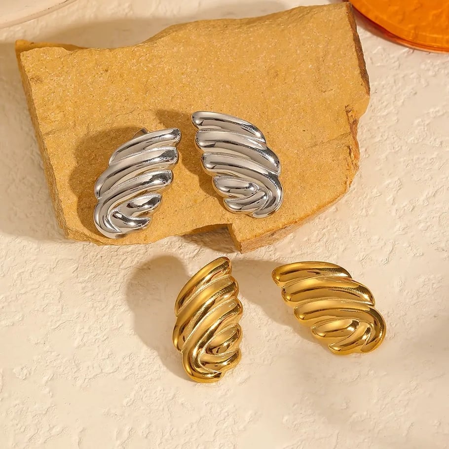 1 Pair Luxurious Retro Style Angel Wings Shape Stainless Steel 18K Gold Plated Women's Stud Earrings 