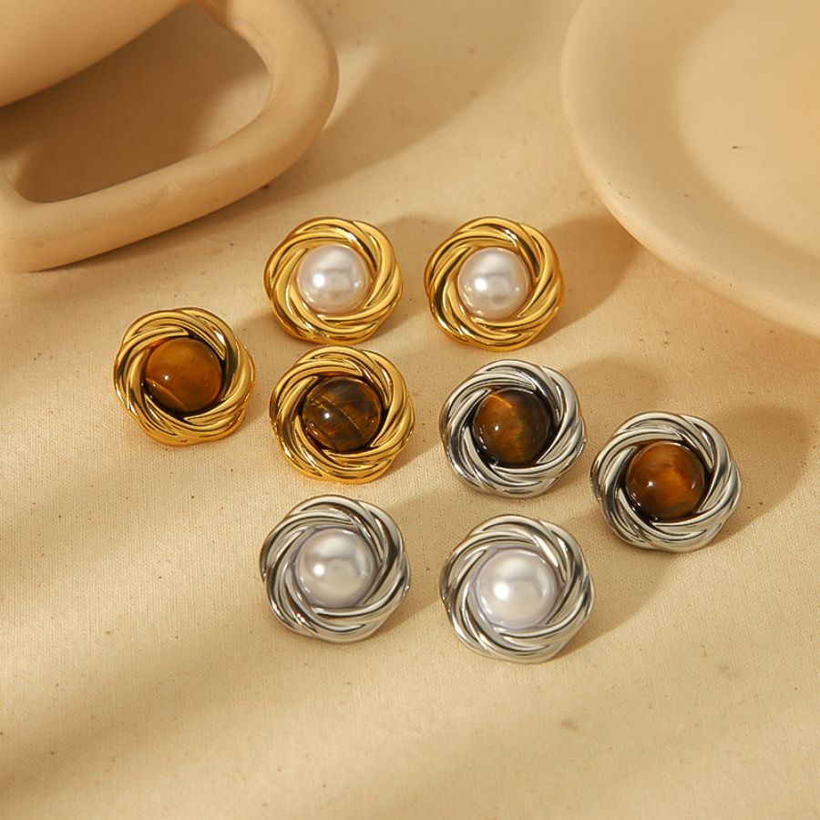 1 Paar stilvolle und elegante Ohrringe aus 18 Karat vergoldetem Edelstahl mit geometrischen, runden Einlagen aus Tigerauge-Steinen als Damenschmuck für den Alltag 