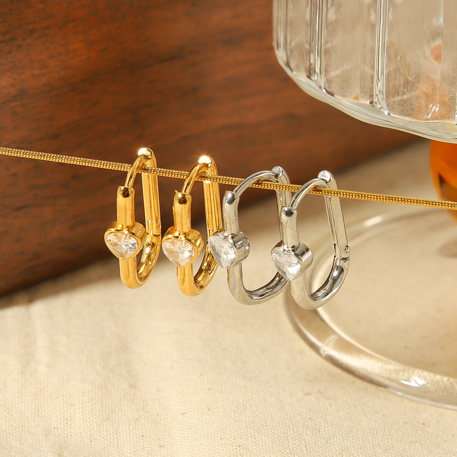 1 Paar schlichte und modische 18 Karat vergoldete Edelstahl-Ohrringe mit Diamant-Herzdraht für den Alltag von Damen 