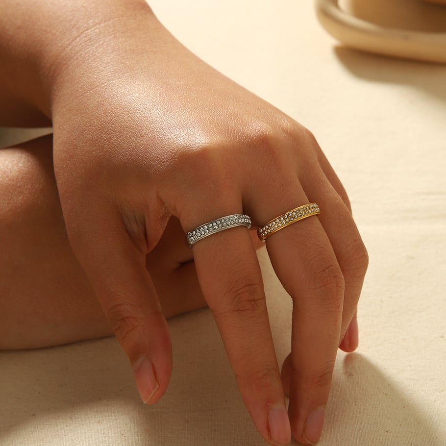 1 schlichter und stilvoller Ring aus 18 Karat vergoldetem Edelstahl mit Diamanten für den Alltag von Damen 