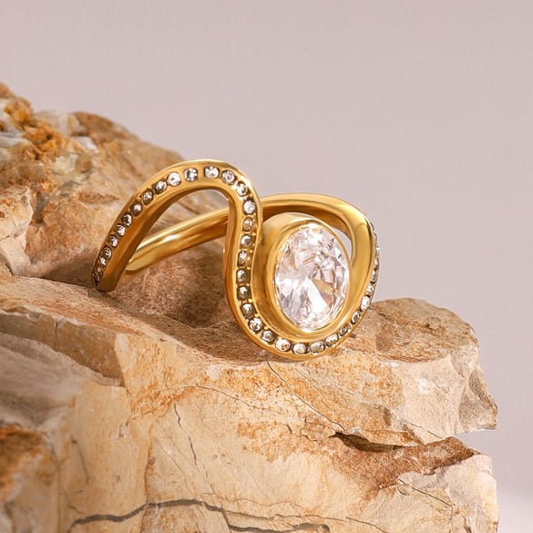 Anillo individual de mujer de acero inoxidable chapado en Color dorado de 18 quilates con incrustaciones de diamantes de imitación y forma ovalada de estilo diario simple de 1 pieza