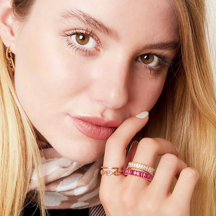 Adjustable ring interlocked  