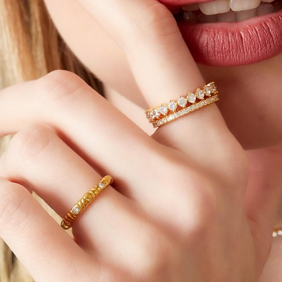 Ring with zircon stone and zebra stripes 