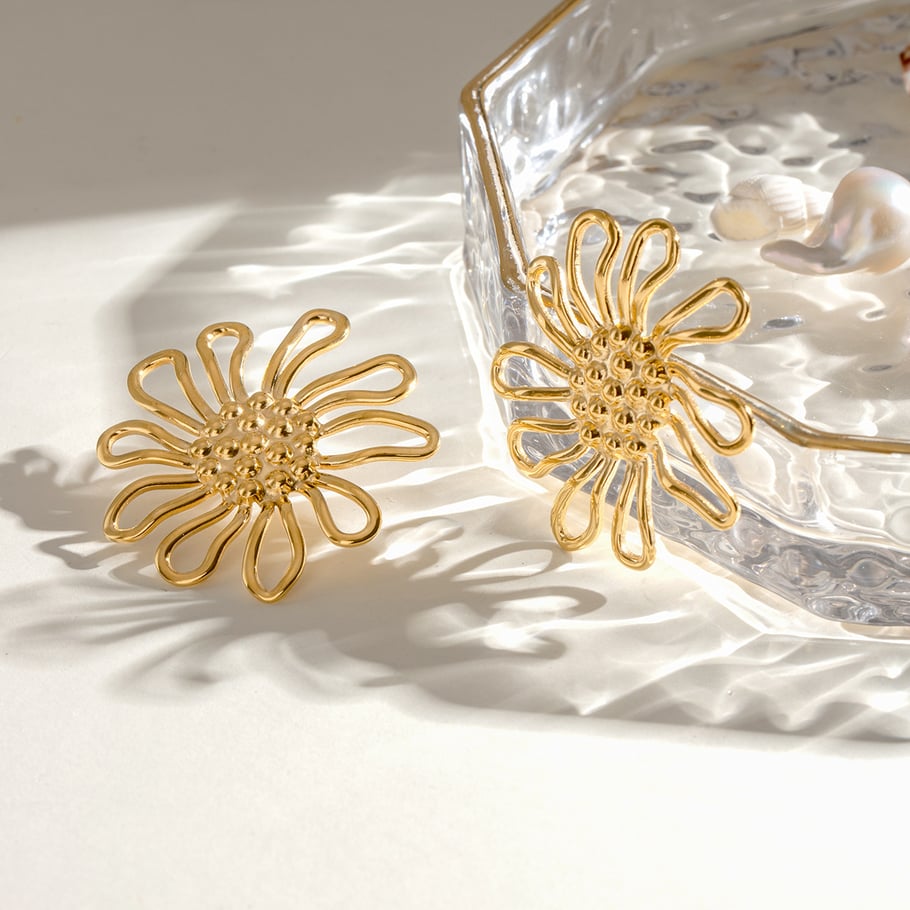 1 Paar Simple Series Sweet Flower Edelstahl 18 Karat vergoldete Damen-Ohrstecker 