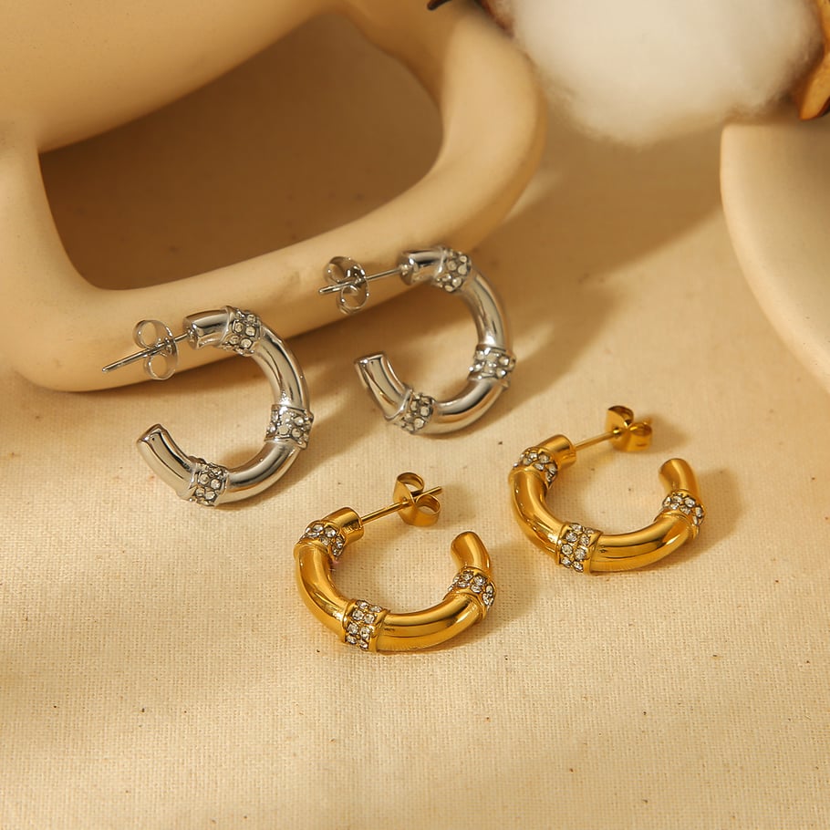 1 Paar schlichte und stilvolle C-förmige Ohrringe aus 18 Karat vergoldetem Edelstahl mit Diamanten als Damenschmuck für den Alltag Bild2