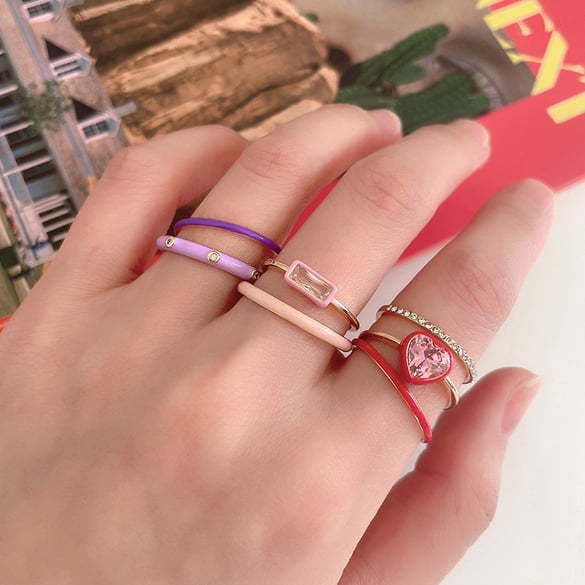 1 set di anelli da donna leggeri in lega color oro con cuore policromo elegante della serie romantica