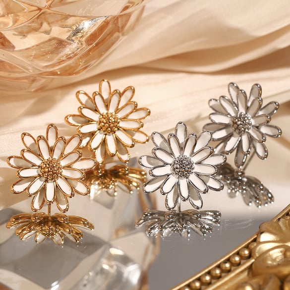 1 par de pendientes de botón de acero inoxidable de color dorado con forma de margarita natural y gotas de aceite de serie romántica para mujer 2