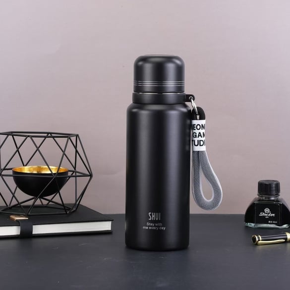 1 Stück einfarbiger, einfacher und alltäglicher Wasserbecher aus Edelstahl zum Warmhalten und Kalthalten