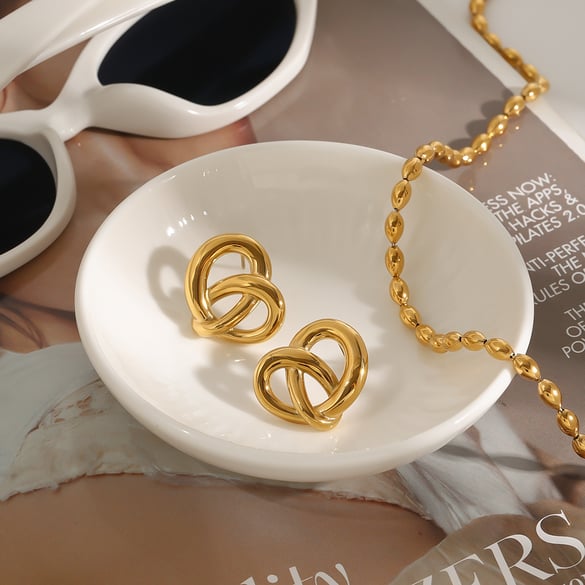 1 par de fascinantes pendientes de botón de acero inoxidable en color dorado con forma de corazón y nudo para mujer