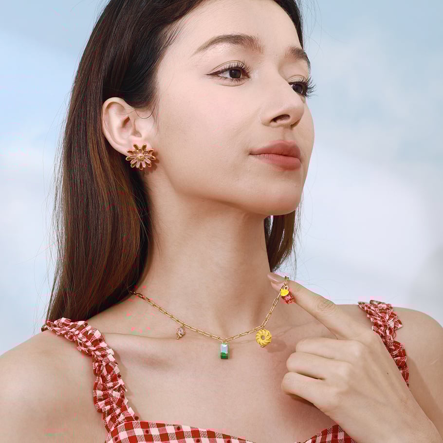 1 par de lujosos pendientes de botón de acero inoxidable dorados con diseño de margaritas para mujer. Imagen2