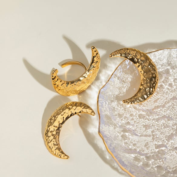 1 Paar Exquisite Serie Klassischer Mond Gehämmerte Textur Edelstahl Gold Farbe Damen Ohrstecker