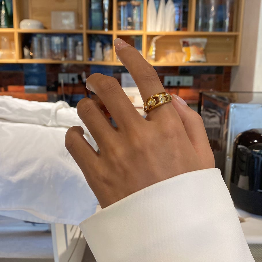 Anillos individuales de acero inoxidable dorados para mujer, de la serie lujosa de Europa y América, con diseño de luna. Imagen2