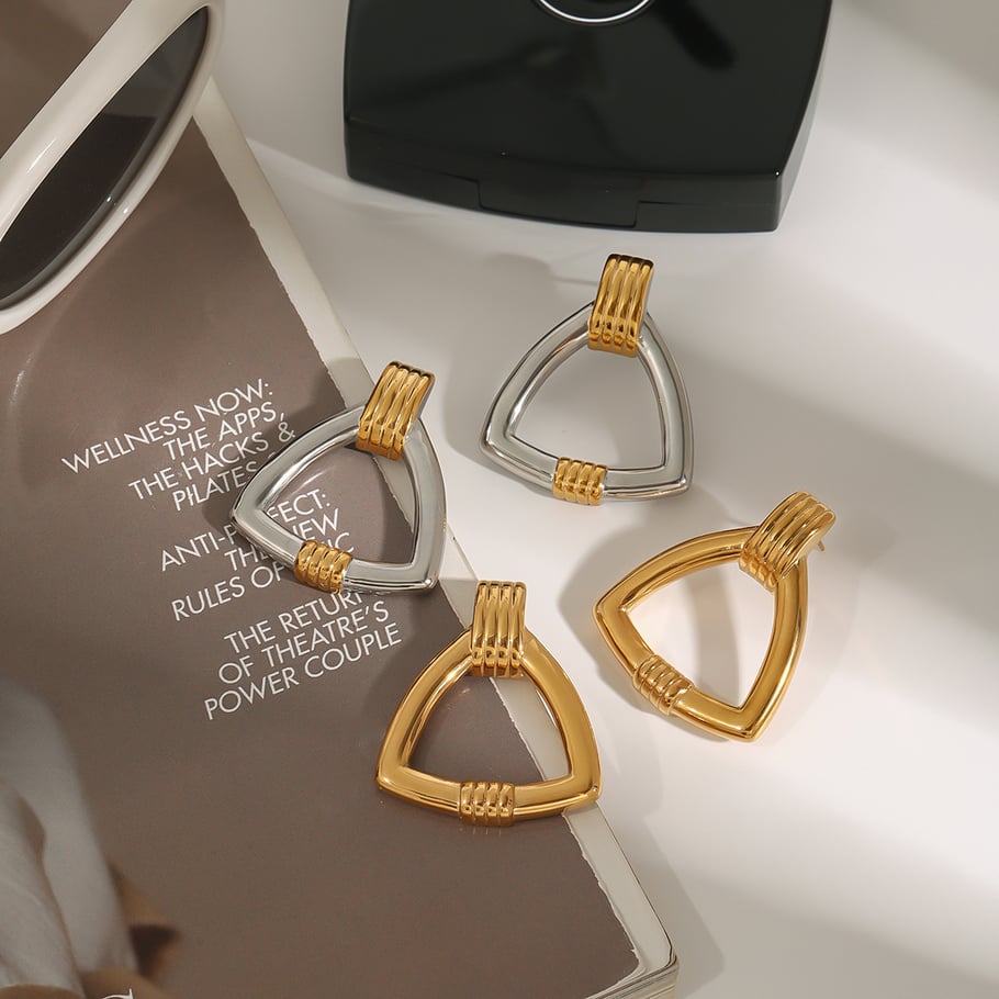 1 par de pendientes de botón de acero inoxidable en forma de triángulo clásico, color dorado, para mujer. Imagen2