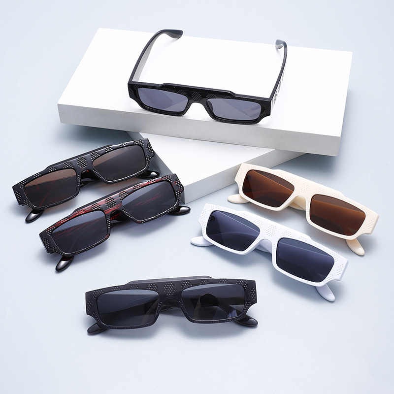 1 Pair of Stylish and Versatile Small Square-frame Women's Sunglasses Picture3