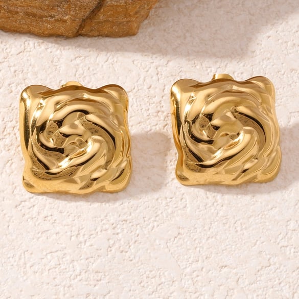 1 par de pendientes de botón de acero de titanio color dorado para mujer, serie Lustrous, estilo retro, con forma cuadrada de vórtice