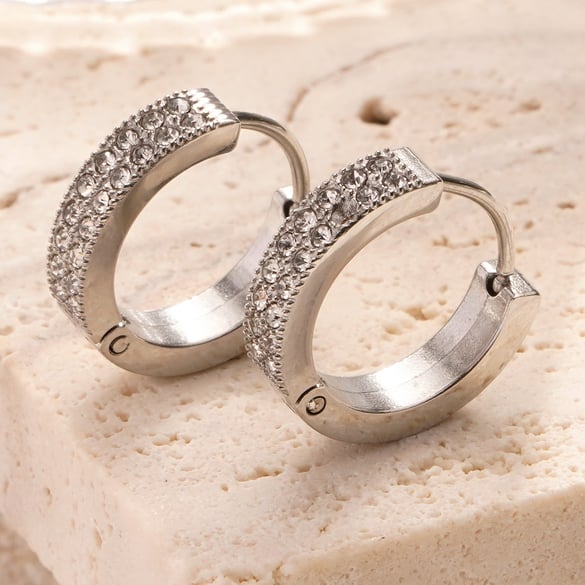 1 Paar elegante, einfarbige, ringförmige Creolen aus Titanstahl in Silberfarbe für Damen aus der Glamorous-Serie