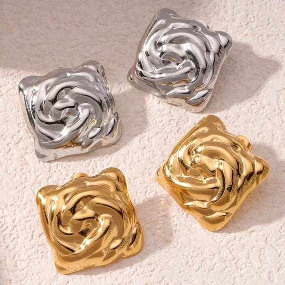 1 par de pendientes de botón de acero de titanio color dorado para mujer, serie Lustrous, estilo retro, con forma cuadrada de vórtice 2