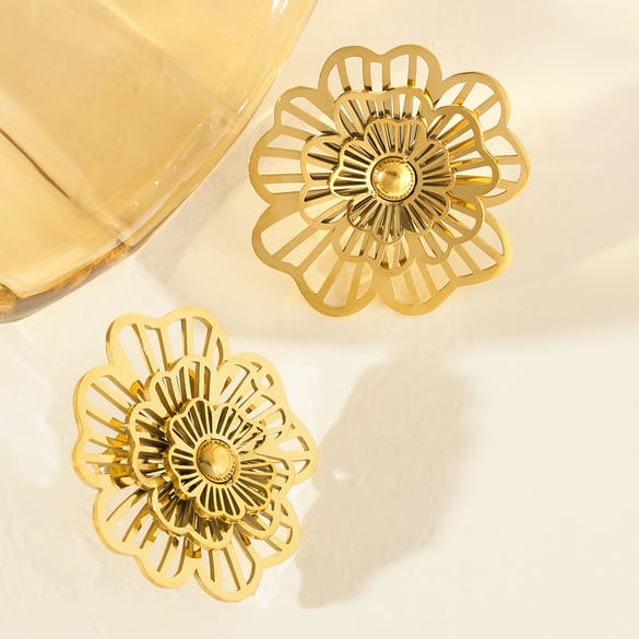 1 par de hermosos pendientes de botón de acero de titanio color dorado hechos a mano con flores para mujer