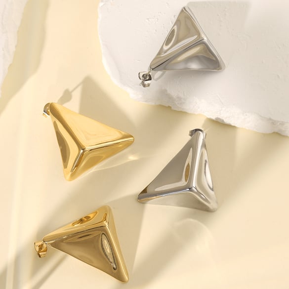 1 par de pendientes de botón para mujer de acero de titanio, color dorado, con diseño triangular tridimensional, serie elegante, para uso diario. 2