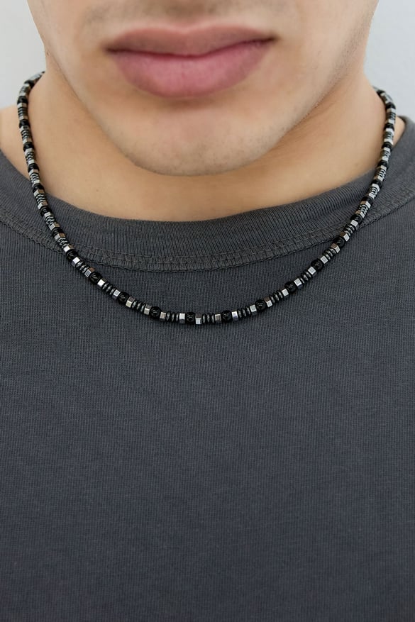 Collier homme avec breloques et perles - noir/argent 