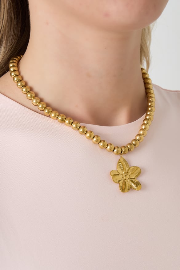 Collana con perline cave da 8 mm con un fiore 2
