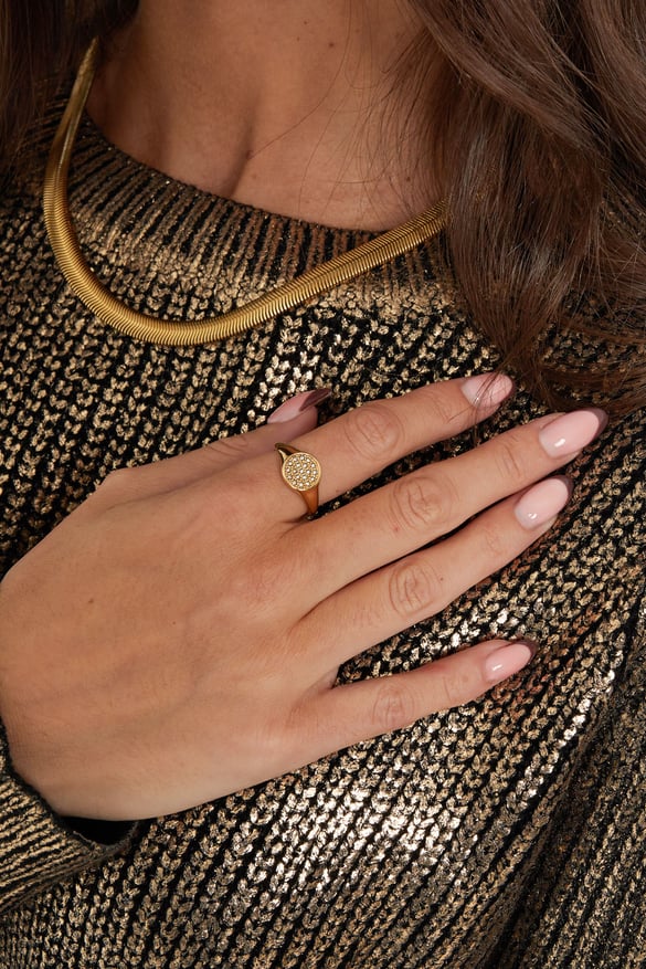 anello tondo con pietre