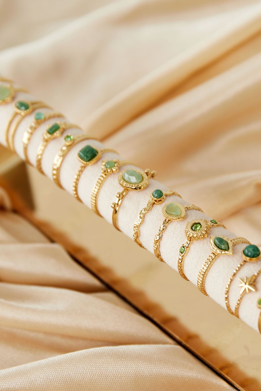Ringe mit Steinen – Goldfarbe/Grün h5Bild2