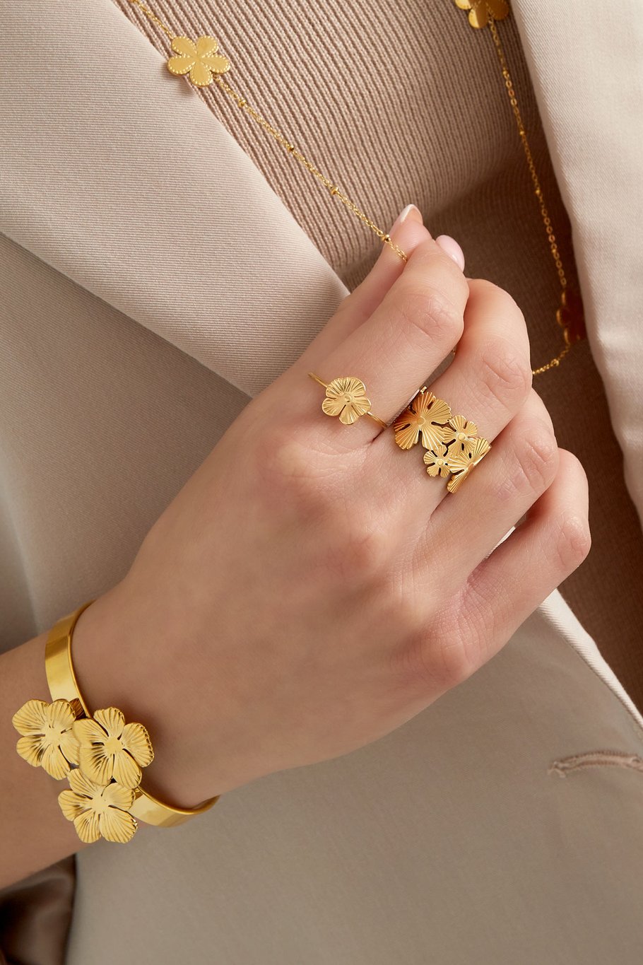 Anello con fiore carino - Colore oro Immagine2