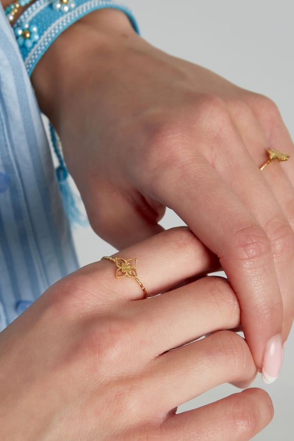 anello classico a fiore con struttura