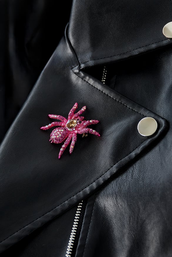Glimmer spider brooch - fuchsia