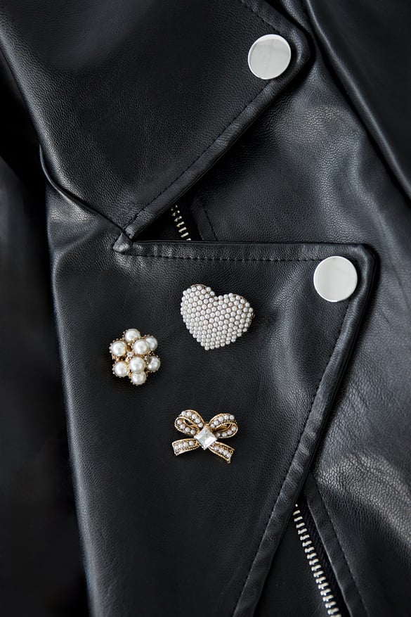 glamour brooches - white 