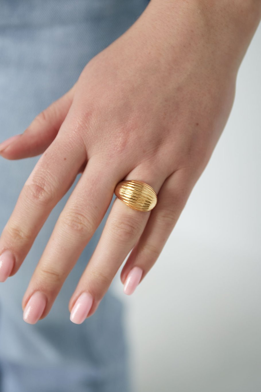 Ring mit dynamischer Textur – Goldfarbe - Goldfarbefarbe Bild2
