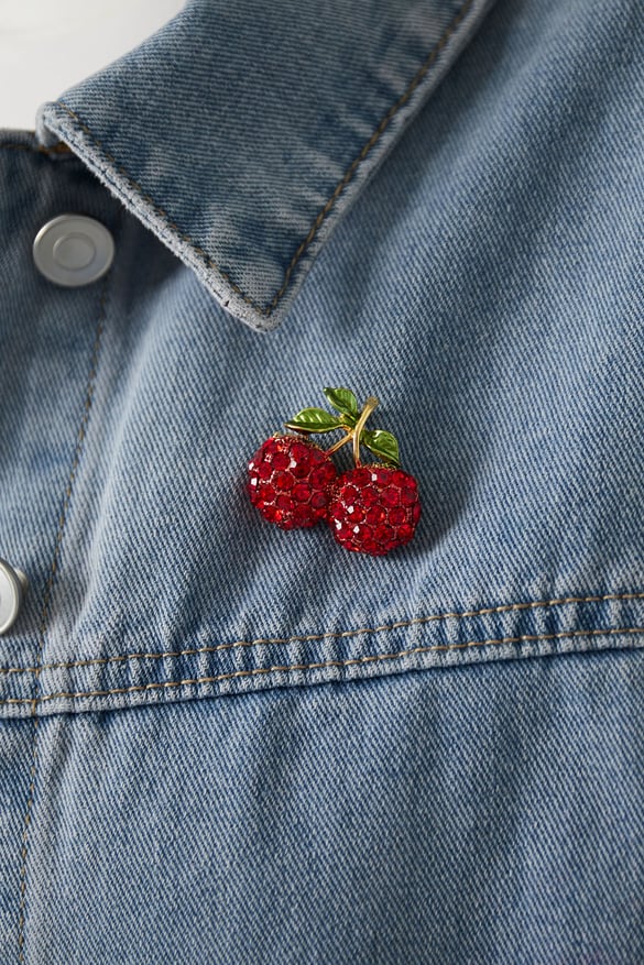 Broche cerise en strass 2