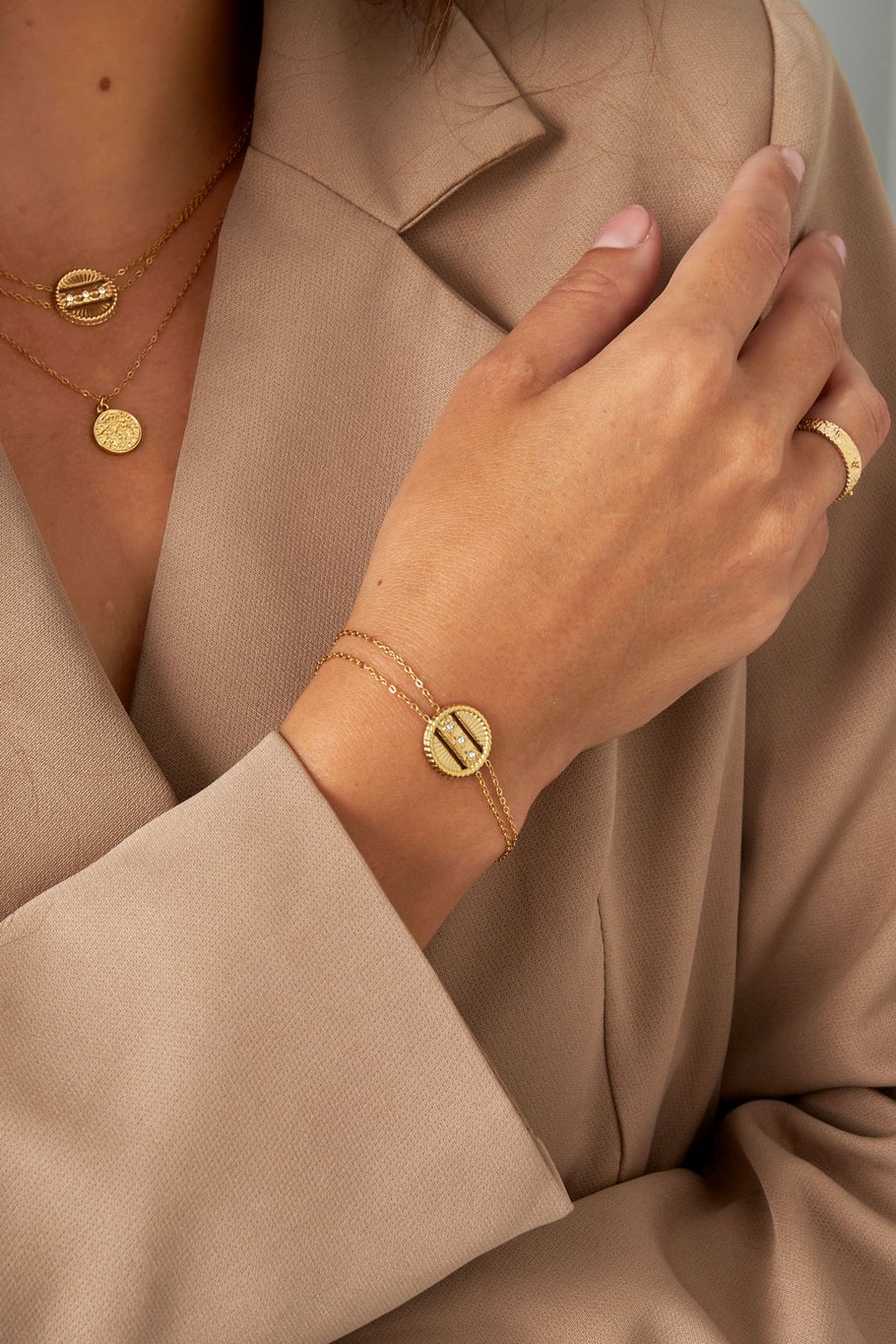 Armband mit runder Münze – Goldfarbe - Goldfarbefarbe Bild2