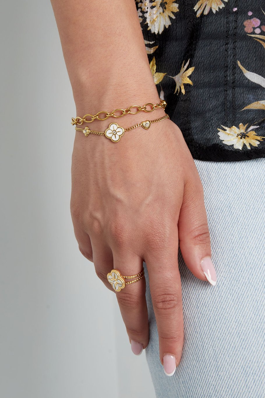 Armbandanhänger mit weißen Details – Goldfarbe - Goldfarbefarbe Bild2