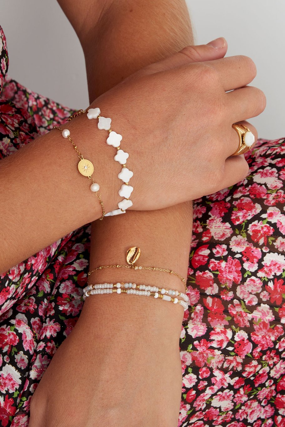 Bracciale con charms e perla - Colore oro Immagine2