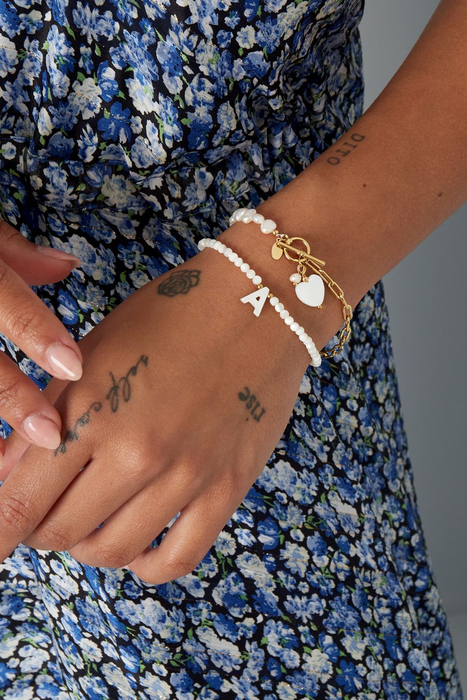 Pulsera de eslabones con corazones y perla - Color plata Imagen2