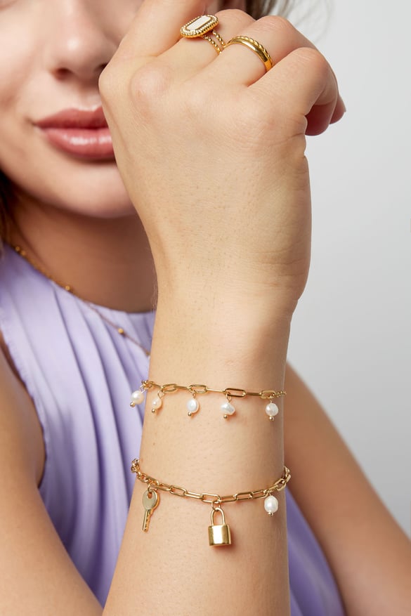Gliederarmband mit Anhängern und Perle – Goldfarbe - Goldfarbefarbe 2