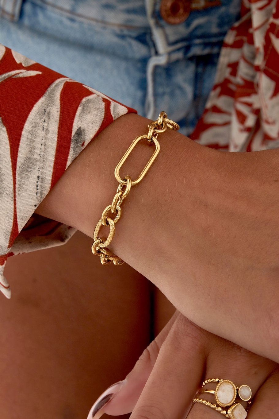 Gliederarmband mit rechteckigem Detail – Goldfarbe - Goldfarbefarbe h5Bild2