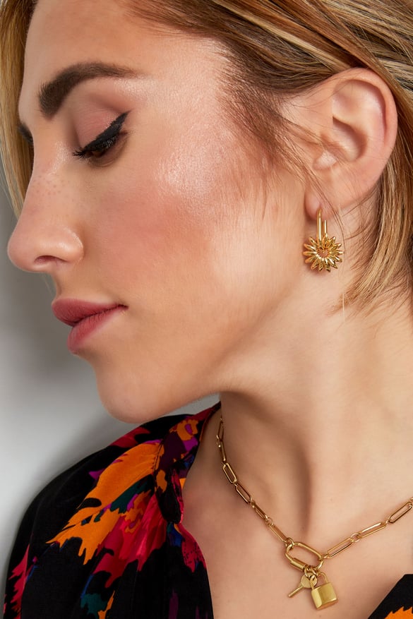 elongated earrings with flower
