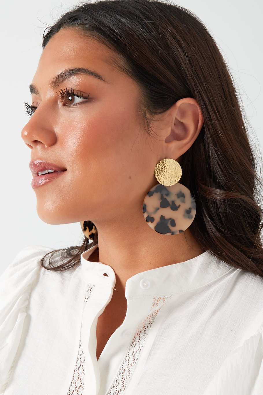 Statement-Ohrringe mit Aufdruck – Goldfarbe/Beige Bild4