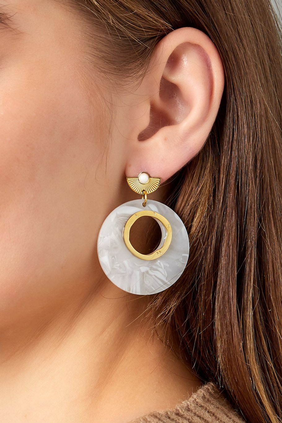 Earrings around white details - Gold color/white h5Picture3