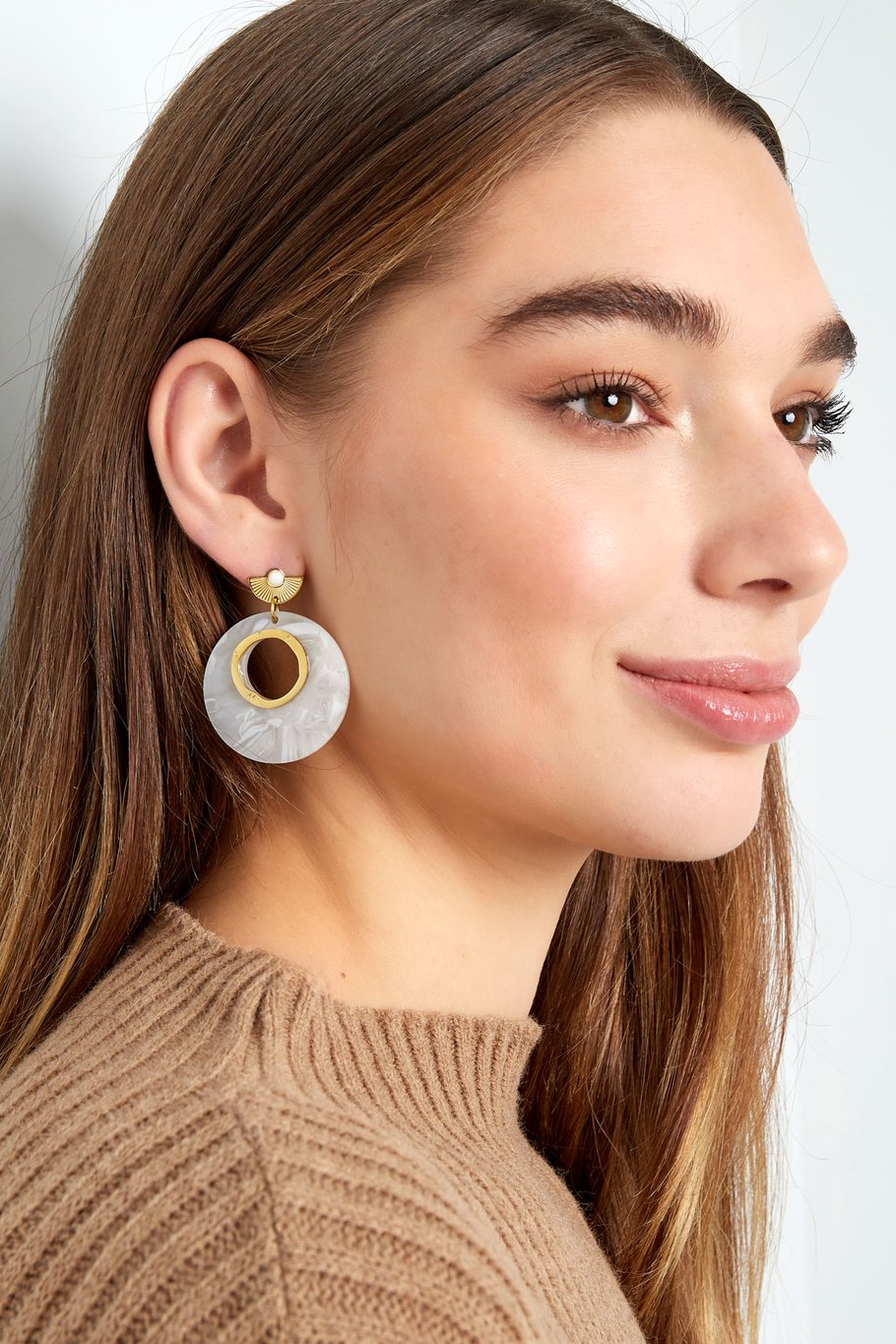 Earrings around white details - Gold color/white h5Picture2