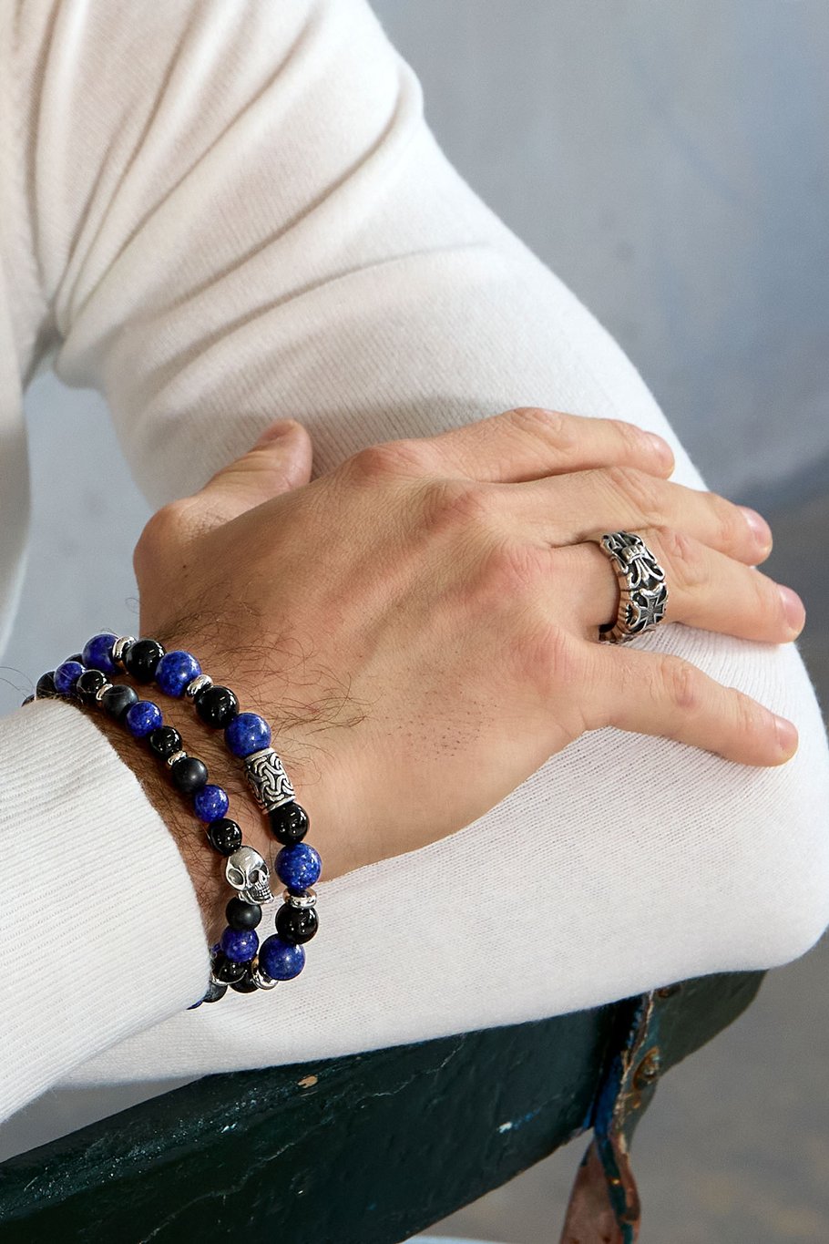 Herrenarmband mit Perlen-Totenkopf-Details – Grau Bild3