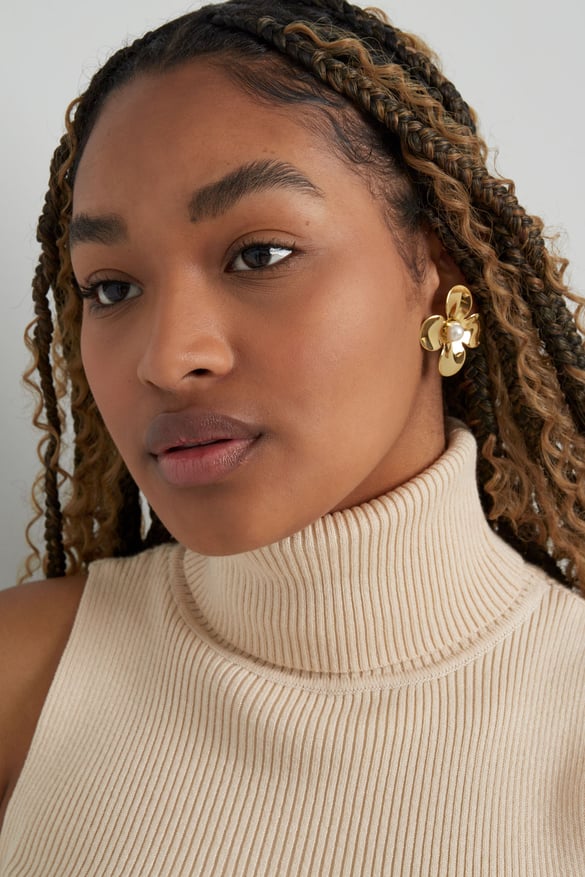 orecchini di tendenza con perle floreali - colore oro