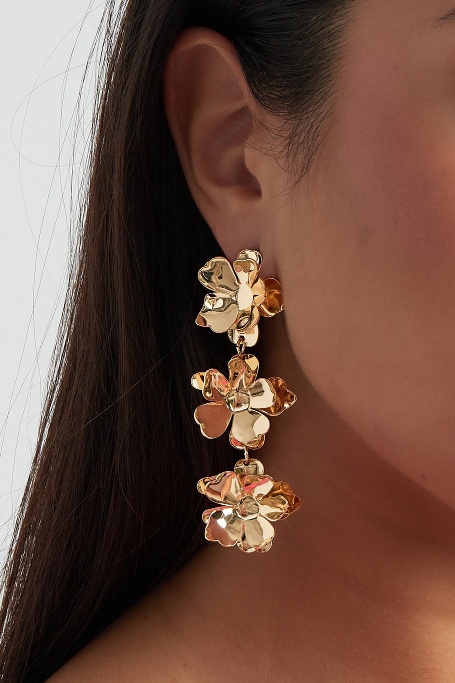 Doppelte florale Liebesohrringe – Goldfarbe  - Goldfarbefarbe Bild3